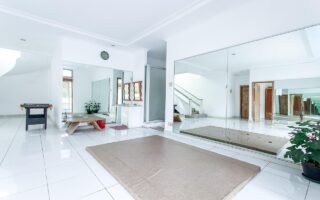 Hoe richt je een woonkamer in met één grote hoekbank?