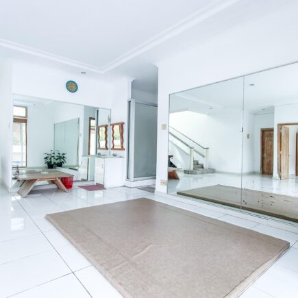 Hoe richt je een woonkamer in met één grote hoekbank?