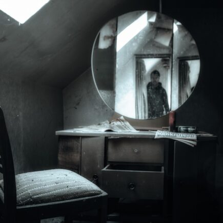 Hoe gebruik je spiegels om je kamer groter te laten lijken?