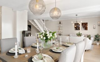 Hoe kies je de juiste stoelen bij een houten tafel?