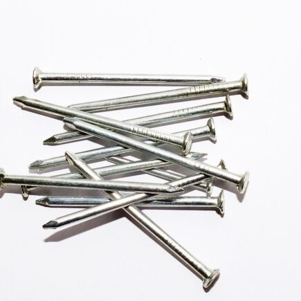 Zelf een industriële salontafel bouwen met metalen onderstel