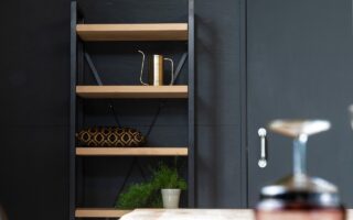 Hoe maak je een woonkamer met open kast gezellig?