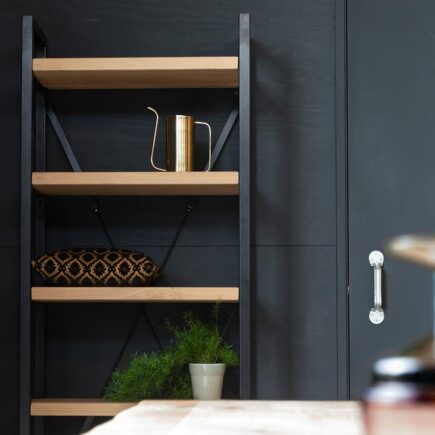 Hoe maak je een woonkamer met open kast gezellig?