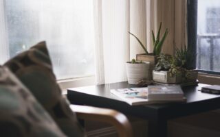 Hoe style je een vensterbank met planten en accessoires?