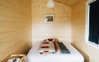 Hoe richt je een moderne slaapkamer in met houten meubels?