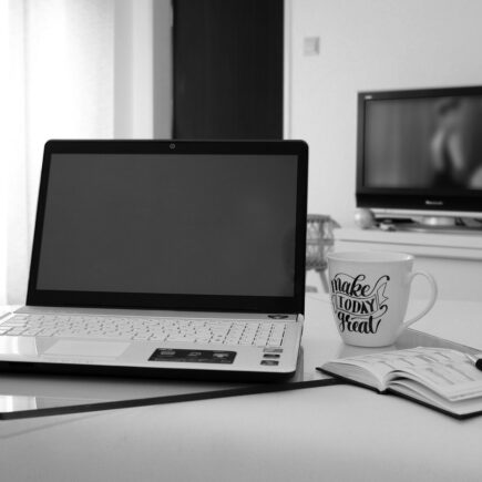 Hoe maak je een werkplek in de woonkamer zonder dat het rommelig wordt?