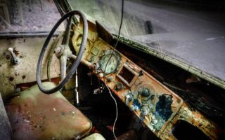 Hoe combineer je zwart staal met natuurlijke materialen?