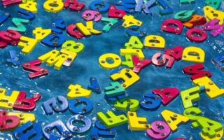 Welke kleur bank is praktisch met kinderen?