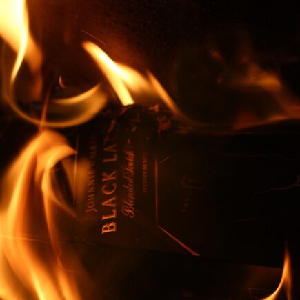 Wat is de beste wandkleur bij zwarte kozijnen?