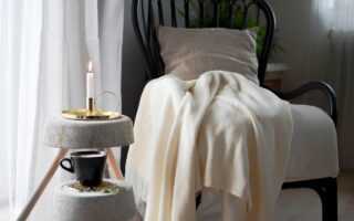 Hoe maak je een grote woonkamer gezellig en knus?