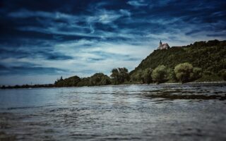Hoe combineer je zwart staal met natuurlijke elementen?