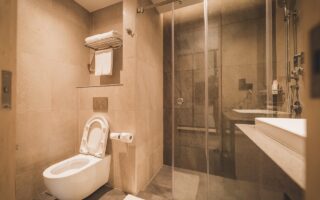 Hoe maak je een moderne badkamer warm en sfeervol?