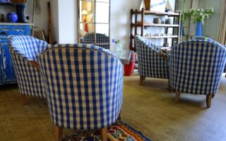 Hoe combineer je lichte meubels met donkere vloeren?