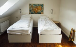 Hoe combineer je meubels met lichte muren en donkere vloeren?