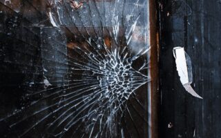 Kapot glas bij je woning: wat moet je direct doen?